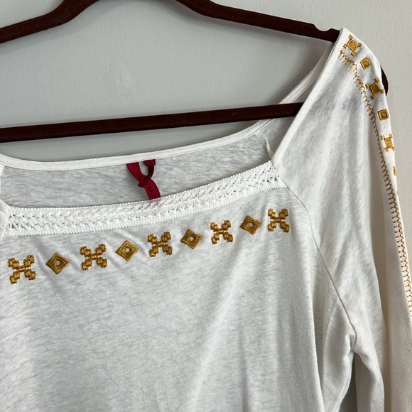 Open Shoulder White 3/4 Sleeve Shirt - Picture 2 of 3